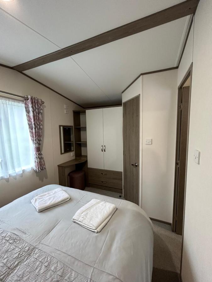 Delightful 2 Bedroom Caravan, Pencnwc, New Quay Holiday home Cross Inn