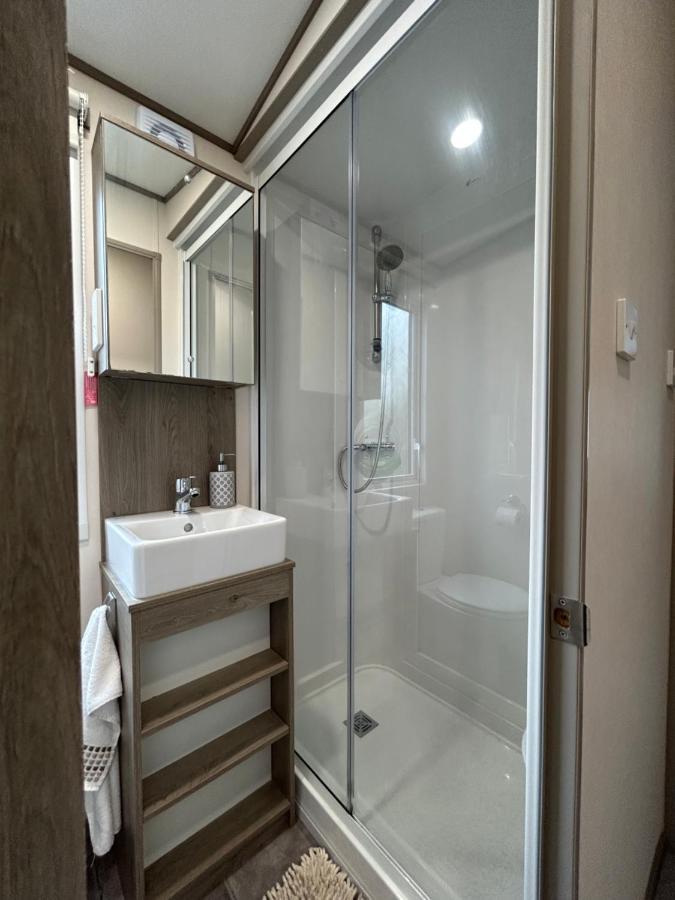 Delightful 2 Bedroom Caravan, Pencnwc, New Quay *